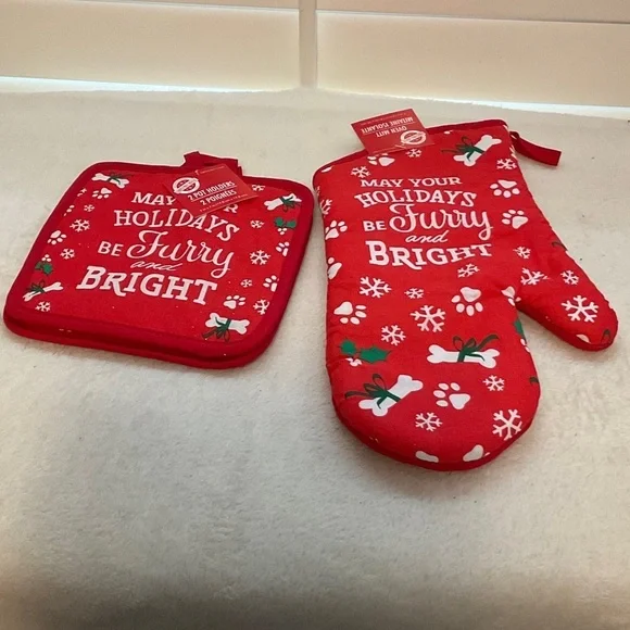Festive Red Holiday Oven Mitt and Pot Holder Set
