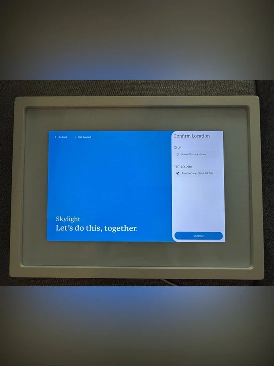 Skylight Frame White Digital Photo Frame - Sleek Electronic Display