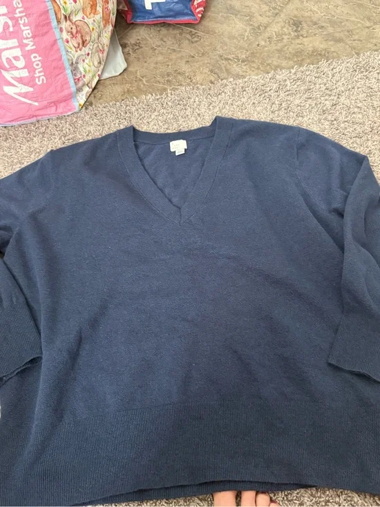 🥧Women’s Navy V-Neck blue Sweater