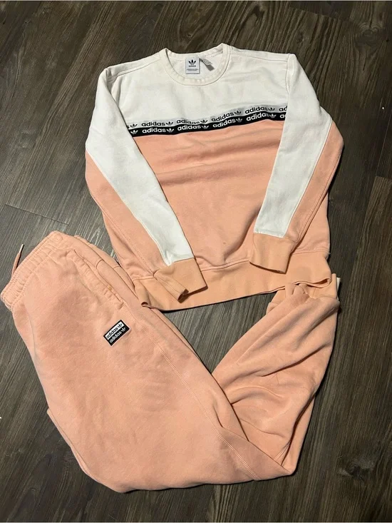 adidas Peach and White women’s  Sweatshirt & Joggers Set