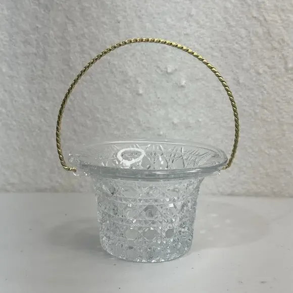 VTG Avon Fostoria Daisy & Button Pattern Mini Basket Candle Holder 6 1/4