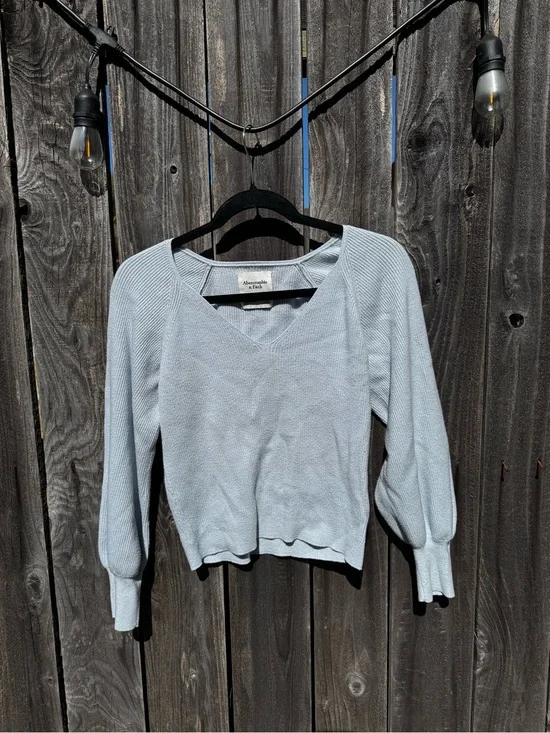 🟡Abercrombie and Fitch Women’s Baby Blue V Neck Long Sleeve Sweater size Small