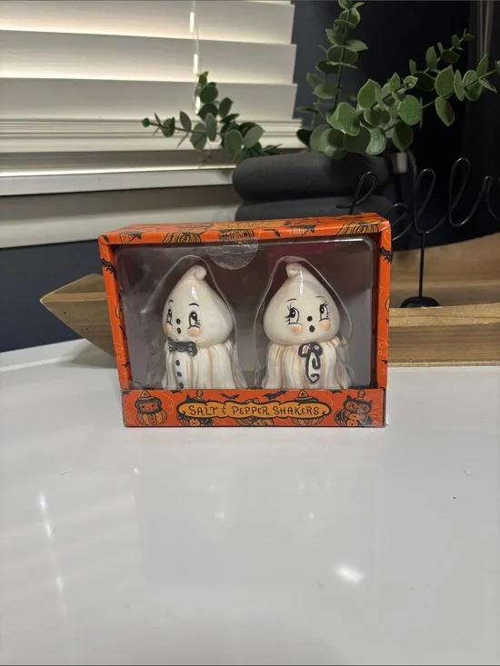 Johanna Parker Kooky Spook Ghosts Salt and Pepper Shakers