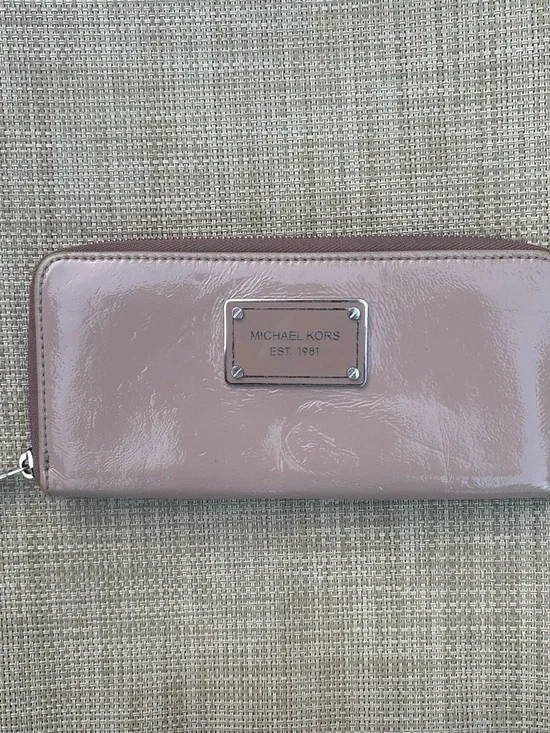 MICHAEL KORS PATENT LEATHER ZIPPY WALLET‎