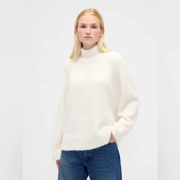 Gap Women’s Fuzzy Oversized Slouchy Turtleneck Sweater Cream Size Medium NWOT