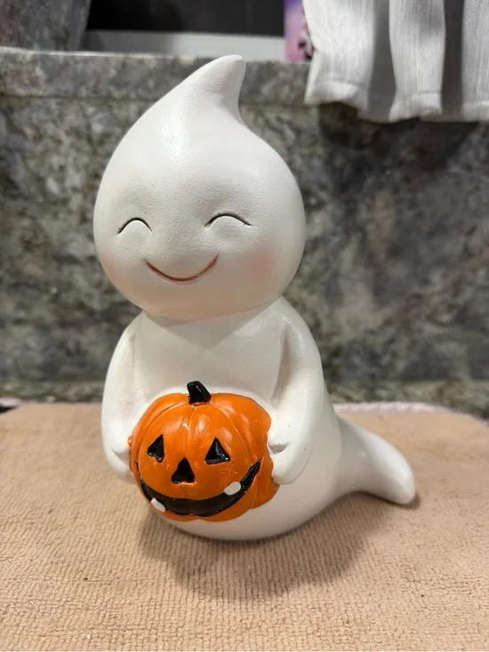NWT TJ Maxx Happy Ghost Holding Jack-O’-Lantern Halloween Resin Decor 7.5”