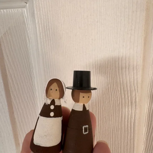 Vintage Hong Kong Wooden Peg Doll Pilgrim Man & Woman Thanksgiving Folk Art Pair