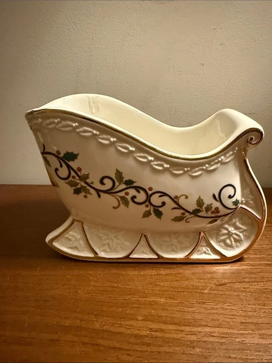 Mikasa Fine Porcelain Christmas Holly Sleigh Centerpiece Bowl (model KT410/990).