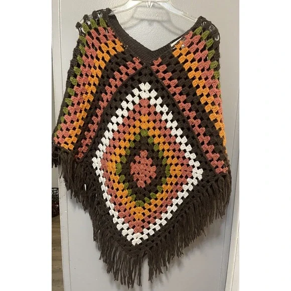 Cactus And Pearl Brown Knit Crocheted Granny Square Design Fringe Poncho M Boho
