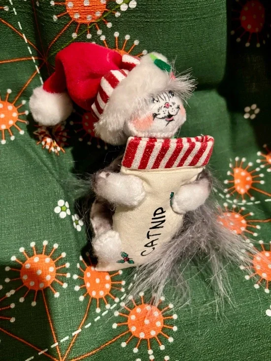 Annalee White Cat in Santa hat with catnip bag EUC
