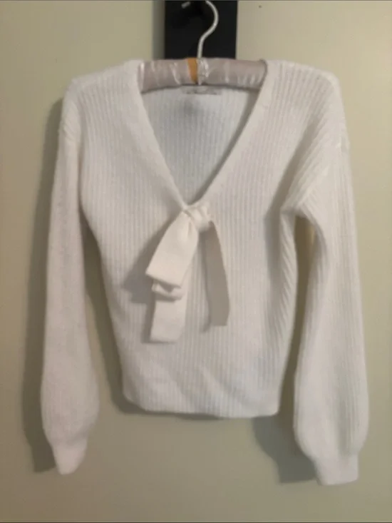 Francesca's Collections Cream V-Neck Ribbed Sweater with Front Tie