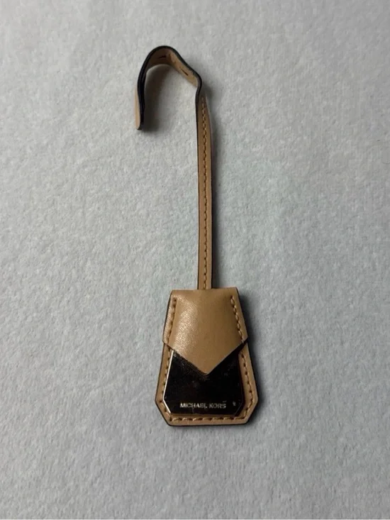 Michael Kors Beige and Black Leather bag Tag
