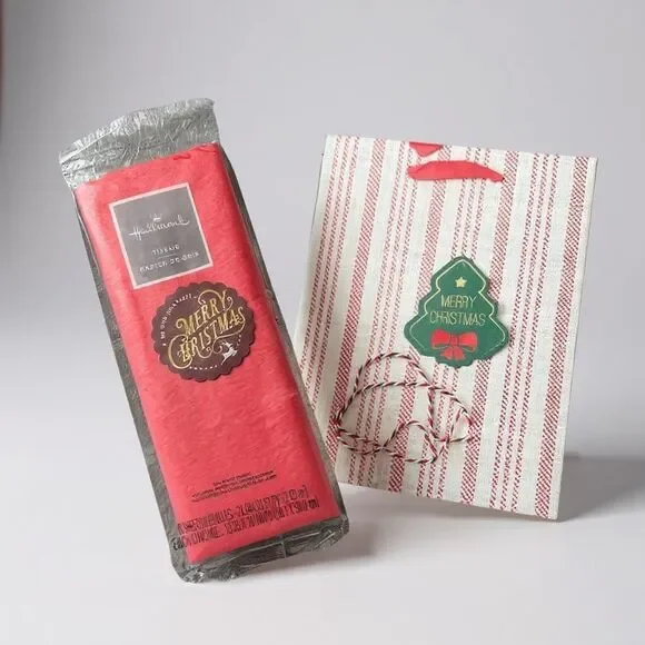W9. 2 Designs Holiday Gift Bag Set