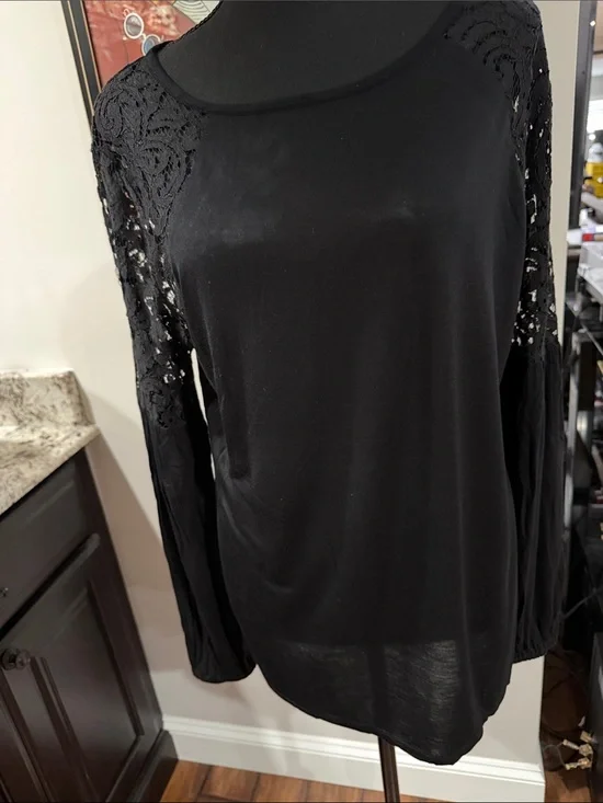 Michael Kors women’s Black Lace Sleeve Women’s Top size extra large