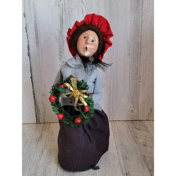 vintage Byers 2001 wreath woman‎ caroler vintage xmas figure