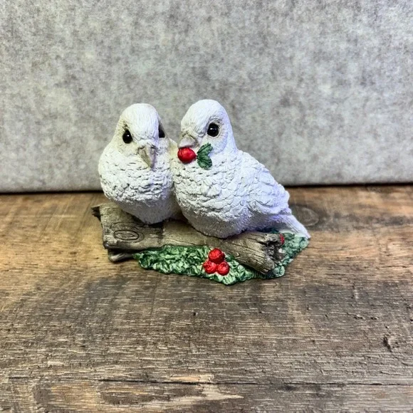 Stone Critters Doves Figurine SC 407 White Love Birds‎ Holly Berries
