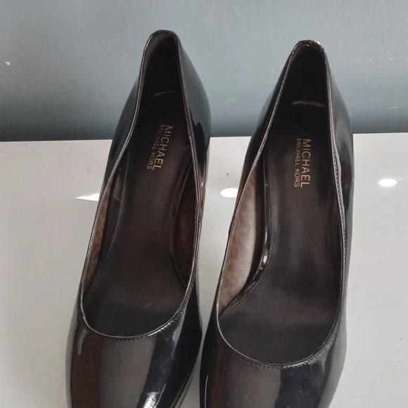 Michael Kors Black Patent Leather Platform Pump Round Toe Gold MK Logo Heel 8.5M