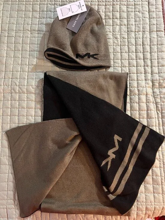 NWT Michael Kors Reversible Beanie & Scarf Set, Size: O/S