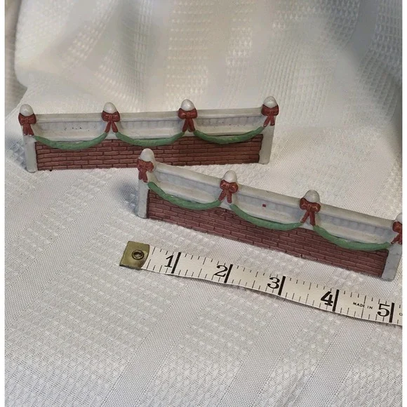 HOUSE OF LLOYD CHRISTMAS AROUND THE WORLD Vintage 2-CERAMIC FENCE WITH‎ GARLAND