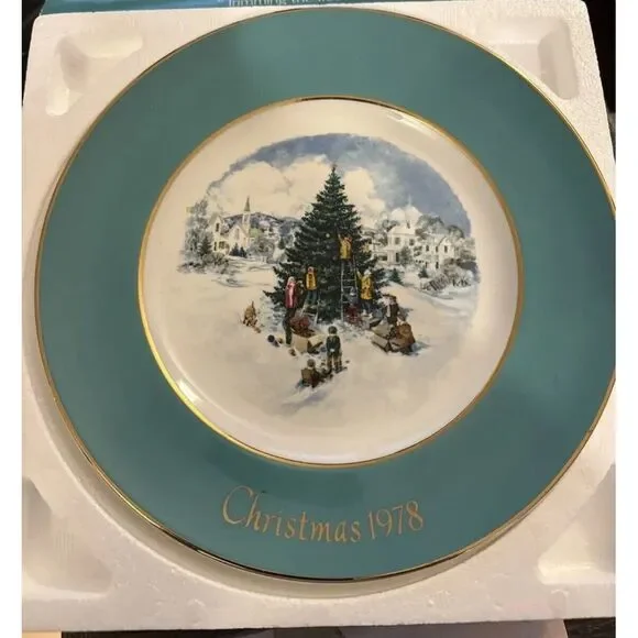 Vintage‎ Avon Christmas Plate Series Sixth Edition 1978 - Trimming The Tree