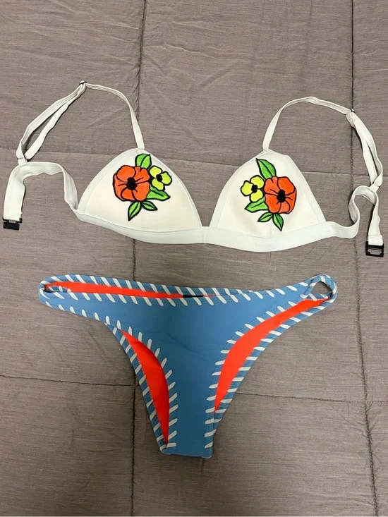 Women’s triangl swimwear bikini set with floral top and stitched cheeky bottom