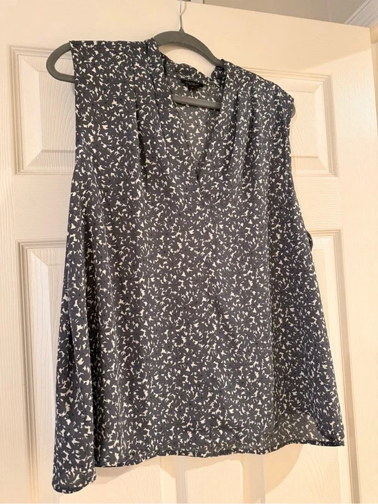 Ann Taylor Factory Navy and White Sleeveless V-Neck Blouse