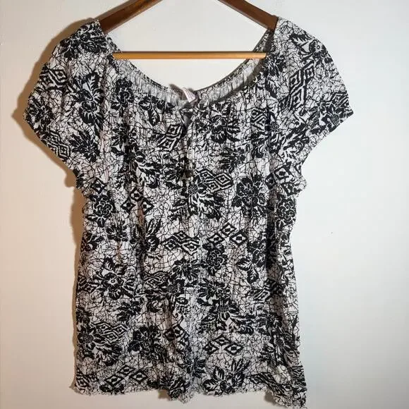 Bobbie Brooks Black and White Patterned Blouse