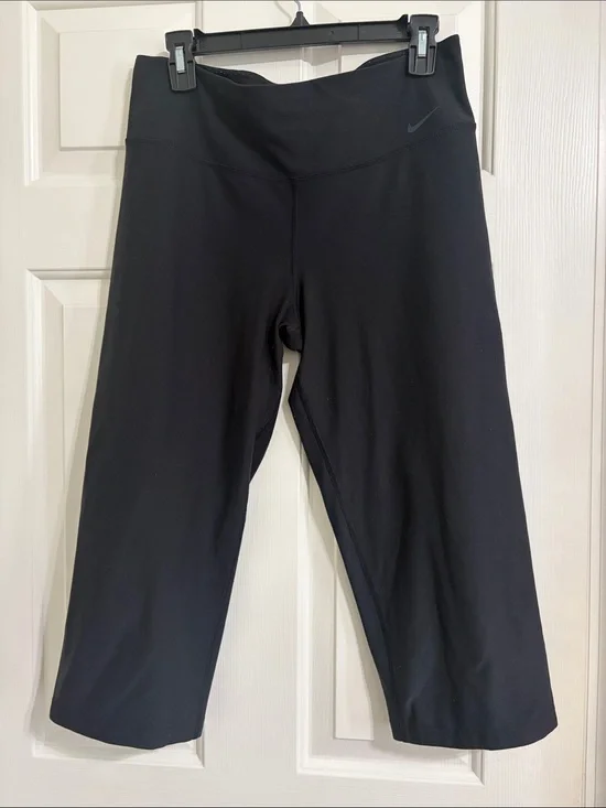 Nike Black Cropped Capri Athletic Leggings