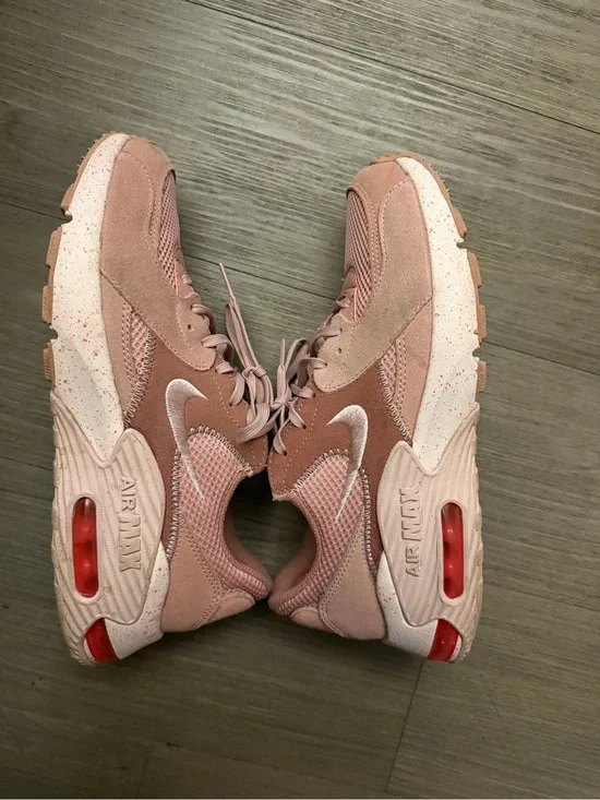 Nike Women’s Blush Pink Air Max Casual Trainer
