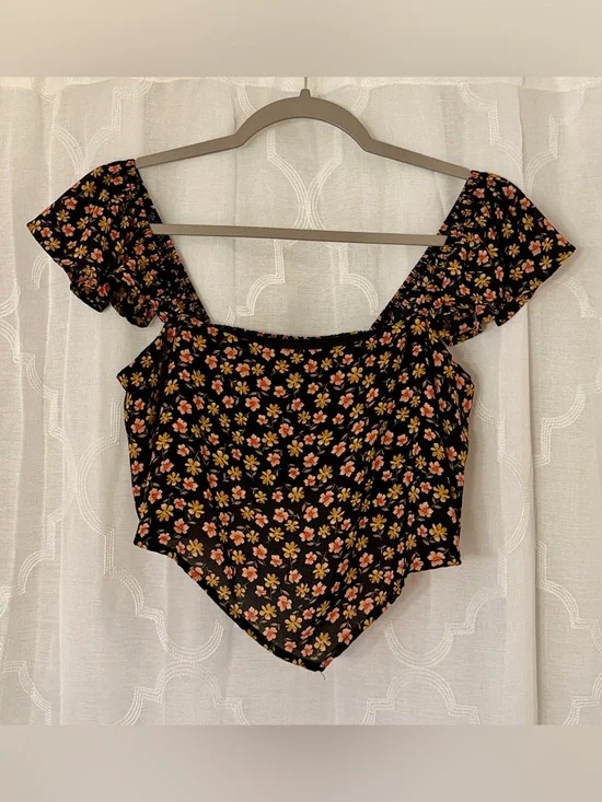 Sadie & Sage Black Ditsy Floral Handkerchief Crop Top | Medium