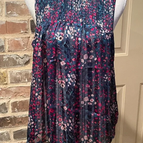 Madison d’Amelie Green Floral Top Sleeveless Pleated Blouse, Rich Colors. Sz M