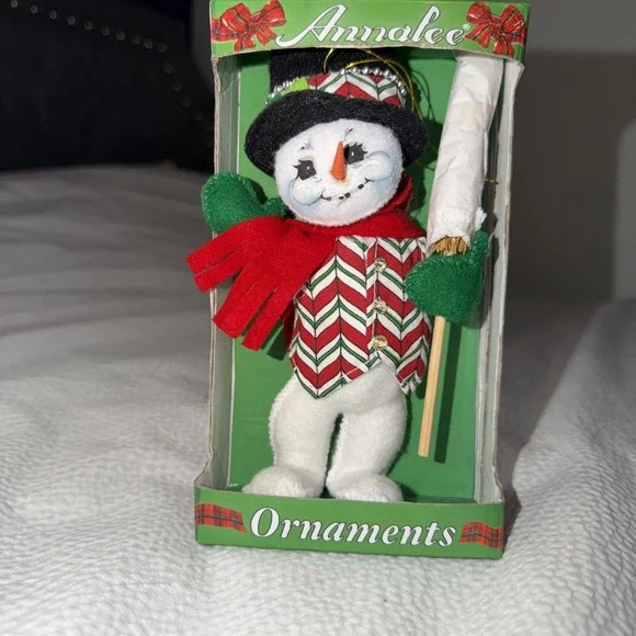 Annalee Classic Snowman Doll With Corn Cob Pipe Scarf & Broom 7.5