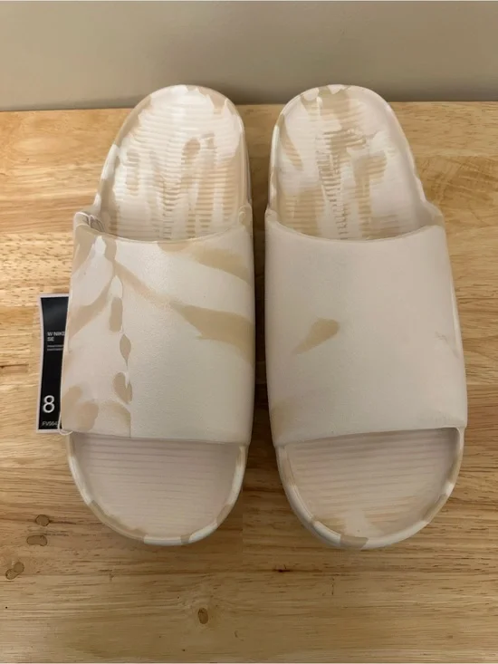 Nike Calm Slide SE in Cream and Tan Marbled Print