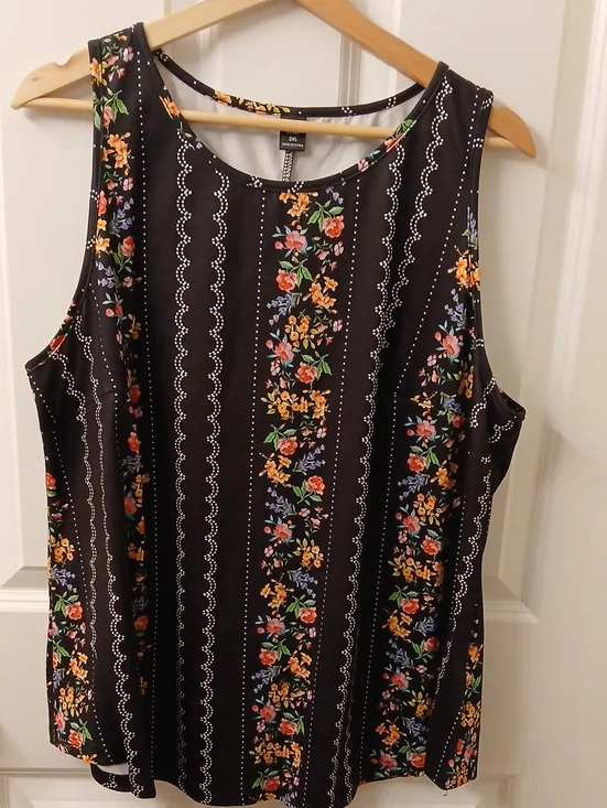 Tank Top SHEIN Black Floral-Trim Plus Size runs small!