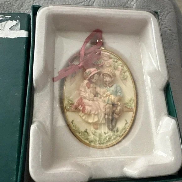 1993 Hallmark Keepsake Collectors Club‎ Ornament Sharing Christmas With Stand