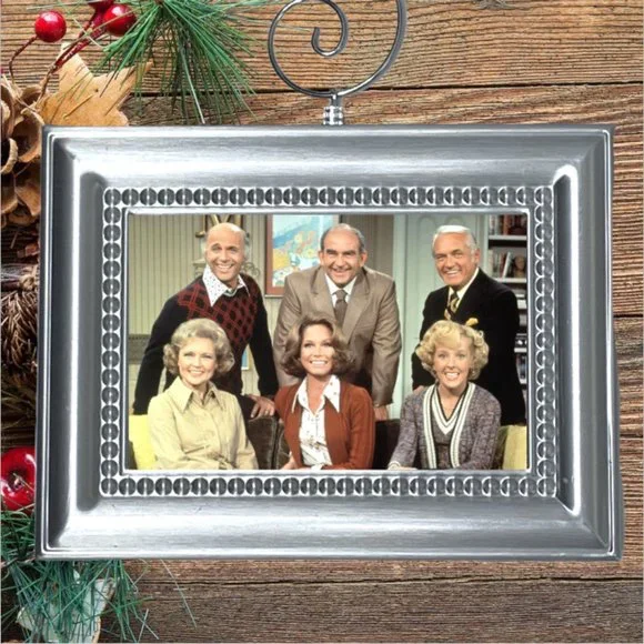 Mary Tyler Moore‎ Show Memorabilia Retro Nostalgic Christmas Tree Ornament