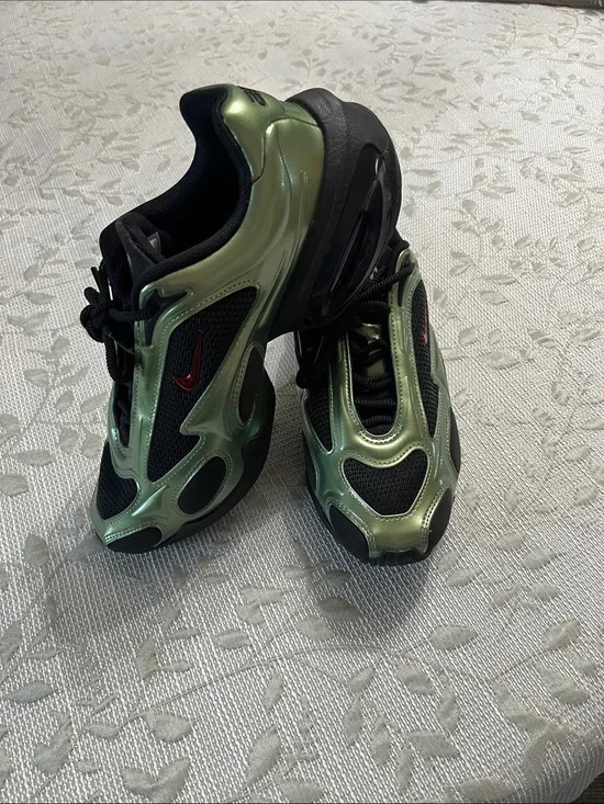 Like NEW Women's Nike Air Max Muse Athletic Shoes Black/Oil Green MSRP $170