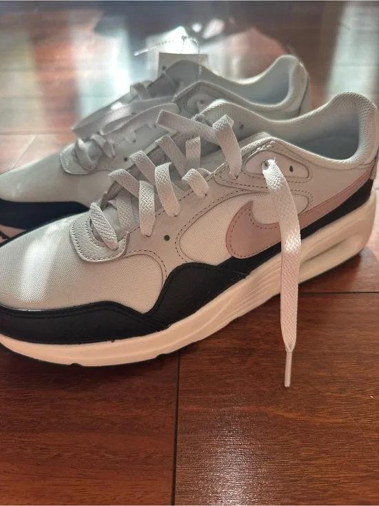 Nike women's Air Max size 8 brand new
