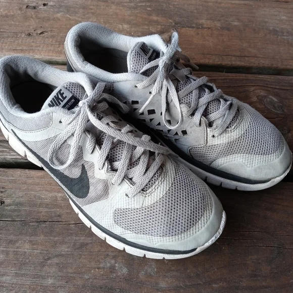 NIKE Flex 2015 Rn youth Size 7 . women's sz 8.5. Wolf Grey/Black-White 724988-00