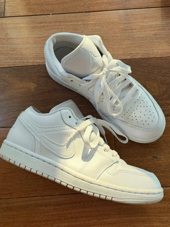 Nike air Jordan’s White Women’s size 7 Low-Top Sneakers