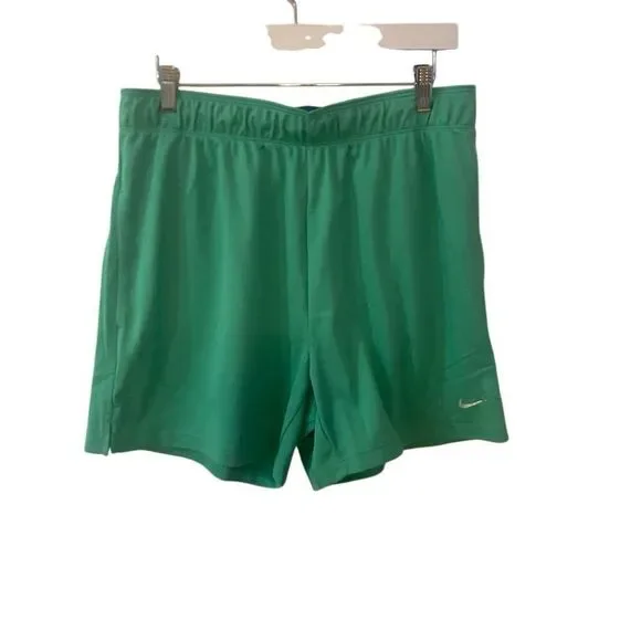Nike NWT style DX6024-363 Large Training shorts green