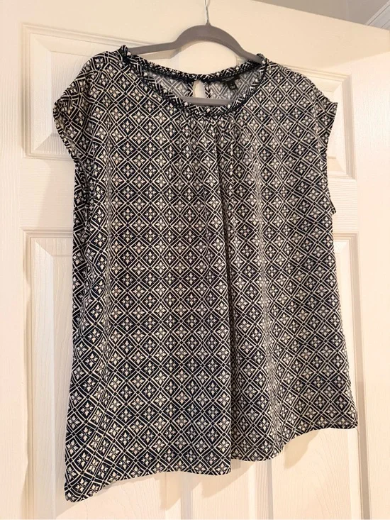 Ann Taylor Factory Navy and White Geometric Cap-Sleeve Blouse