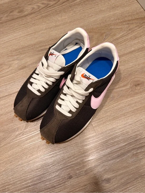 Nike Women's Retro Runner in Black with Pink Swoosh