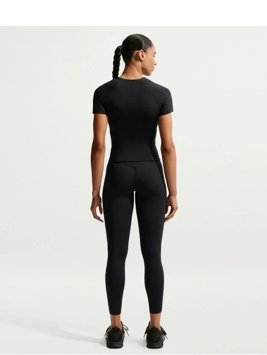 Nike universa Women’s Black High-Rise Performance Leggings - size medium