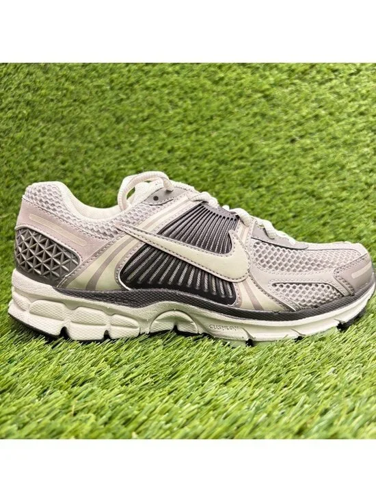 Nike Air Zoom Vomero 5 Womens Size 7 Gray Black Athletic Running Shoes Sneakers