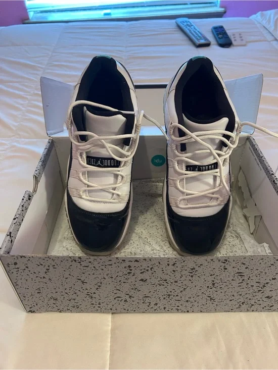 LOW TOP JORDAN WHITE, VERY DARK GREEN THAT LOOKS BLACK 7 YOUTH(BIG KID)