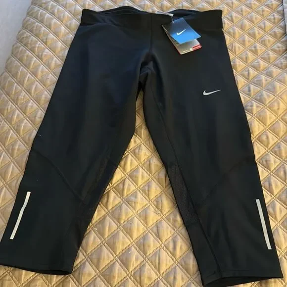 NWT Nike Dri-FIT Women’s Stay Warm Running Capri Leggings in Black. Size Small.