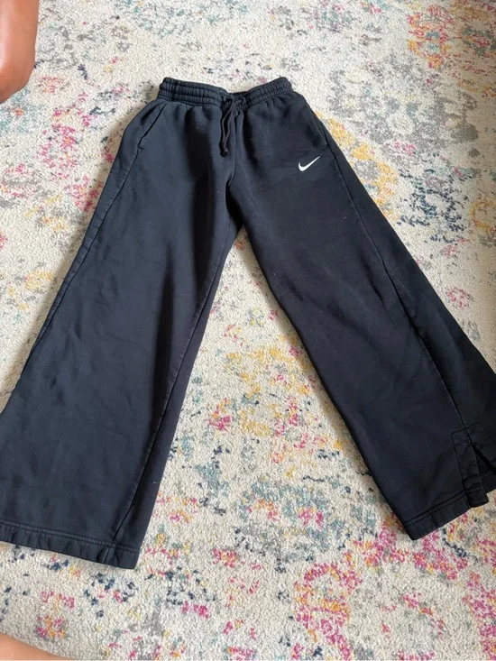 Nike Black Wide-Leg Women’s Sweatpants with Swoosh