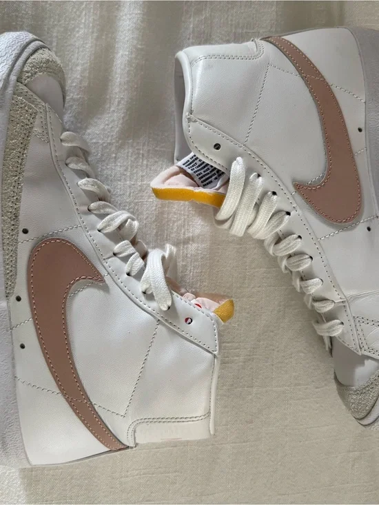 Nike Women’s Blazer Mid ‘77 with Blush Swoosh