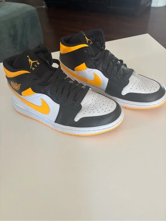 Nike Women’s Air Jordan 1SE Mid size 8